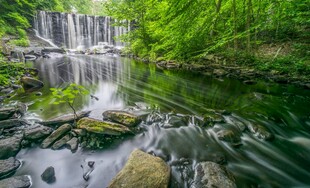 山间溪流瀑布自然美景