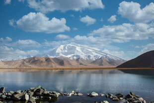 雪山湖畔美景