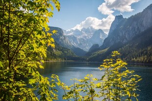 湖畔青山美景