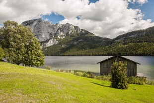 湖畔小屋与青山美景