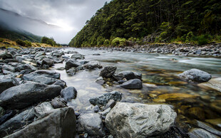 山间溪流中的嶙峋怪石