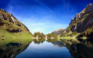 山间静谧湖景