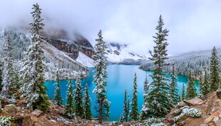 雪山环抱的碧蓝湖泊