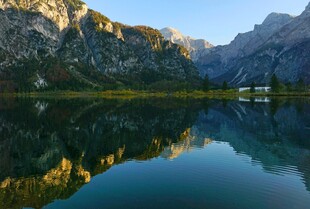 宁静山湖美景