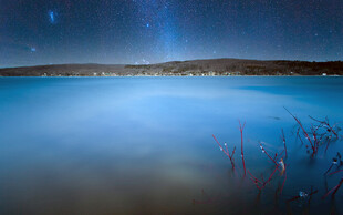 静谧湖畔星空夜景
