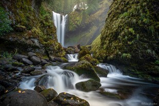 山间瀑布溪流
