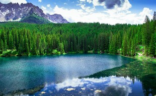 美丽山间湖泊自然风光