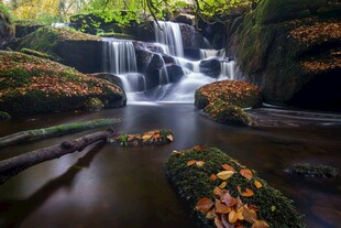 秋日山间唯美瀑布景观