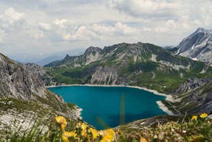 高山湖畔的绚烂美景
