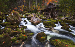 山间溪流旁的古朴小屋