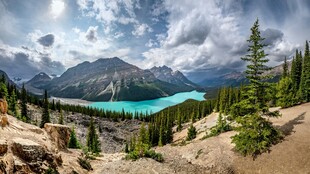 壮美山间蓝湖秀丽风光