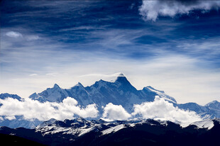 壮丽雪山云海景观