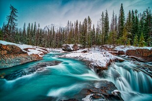 山间蓝溪雪景
