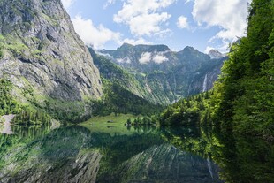 山水相映的静谧湖景