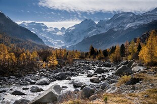 秋日山间溪流壮丽美景