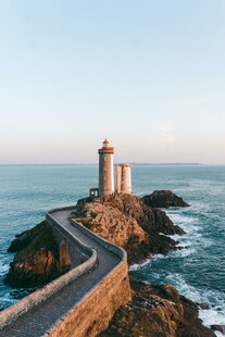 海边灯塔蜿蜒路的美景