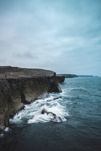 海岸悬崖边的壮阔海景