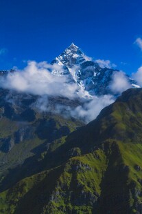 巍峨雪山映蓝天
