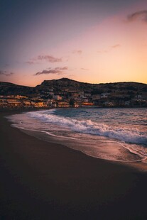 黄昏下的海浪与美丽海滨