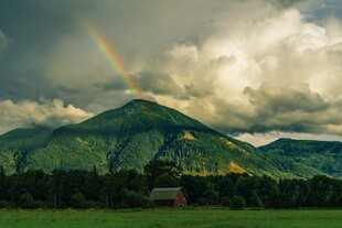 山间彩虹下的美丽风景