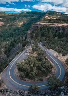蜿蜒山间公路美景