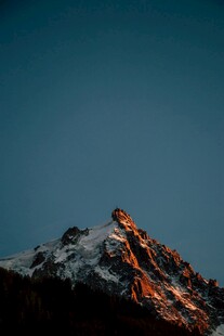 夕阳下的雪山美景