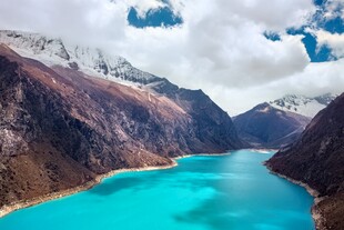 壮丽蓝湖映雪山美景
