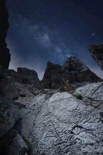 夜空下的嶙峋岩石