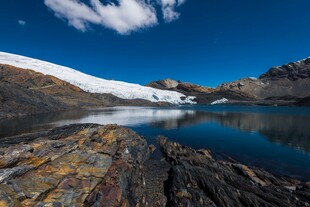 雪山下的静谧湖泊