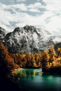 秋日山间的静谧湖景