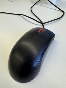 黑色有线鼠标特写