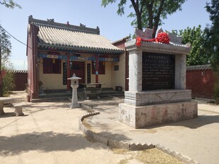 传统庙宇前的石碑景观