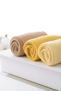 三色卷状棉袜展示