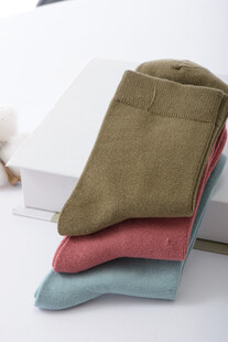 多彩叠放的时尚袜子