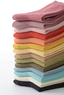 多彩叠放的棉袜