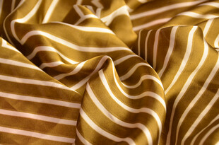 金黄条纹丝绸的优美褶痕