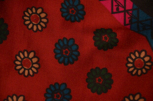 红色花卉图案布料