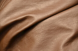 棕色褶皱皮革纹理特写