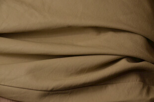 卡其色褶皱布料纹理展示
