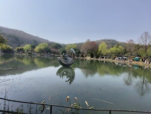 湖畔风光 水中雕塑映美景