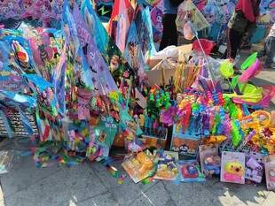 缤纷多彩的儿童玩具摊