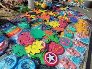 多彩儿童玩具摆满摊
