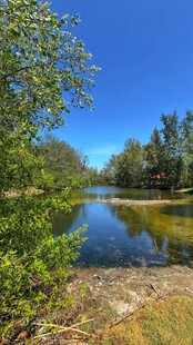 湖畔绿树蓝天自然美景