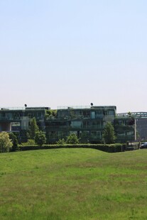 绿草如茵旁的现代建筑群