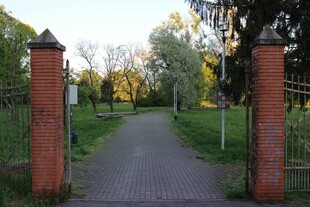 红砖门后的幽静小路