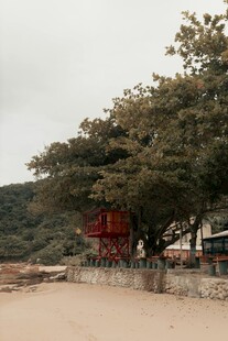 海边绿树旁的红色设施