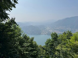 山林间远眺的湖景风光