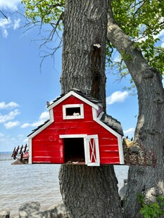 树上的红色小屋