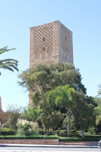 古老塔楼矗立绿植间