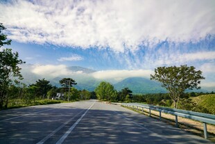 公路伸向远方的美丽景色
